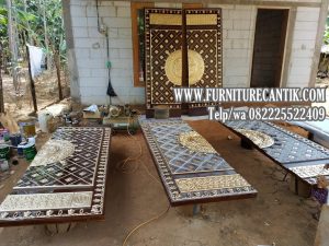 Model Pintu Utama Masjid Kayu Jati Tua